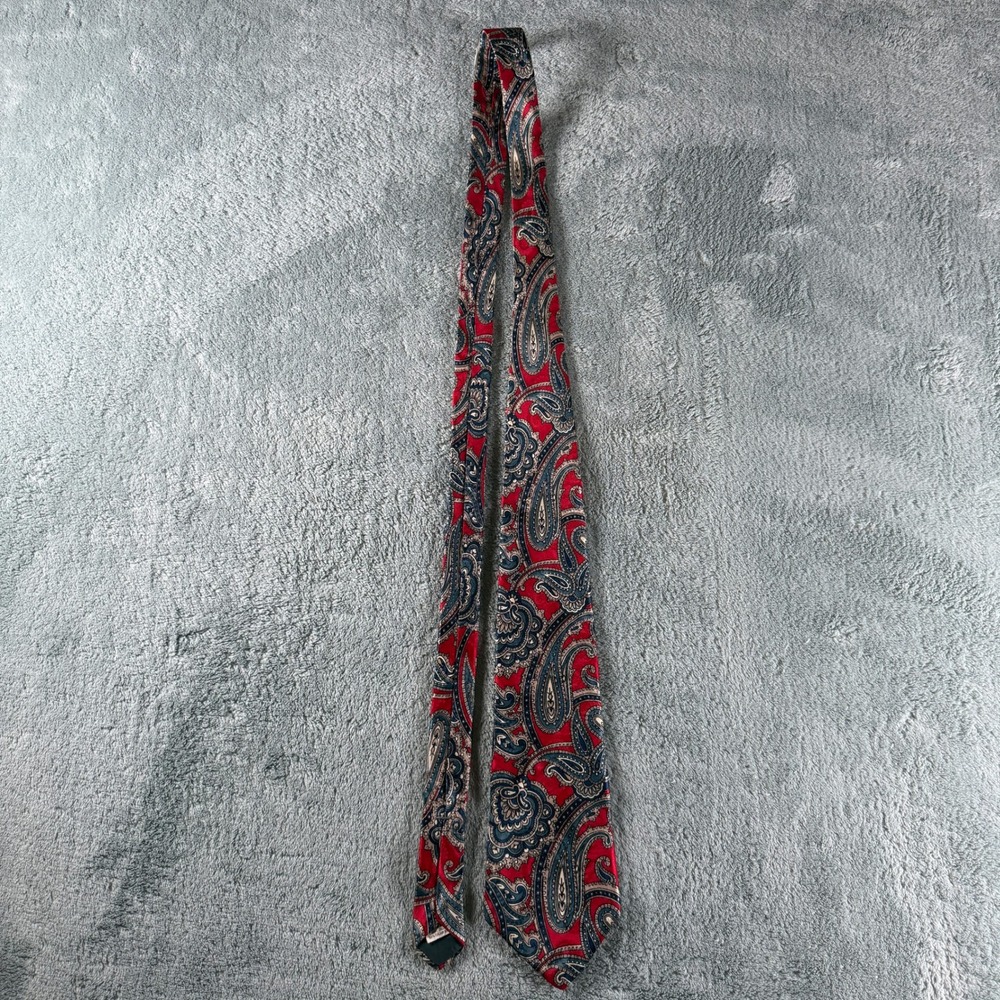 Halston III Mens Red Blue Paisley Italian Silk Necktie Made in USA Vintage Style